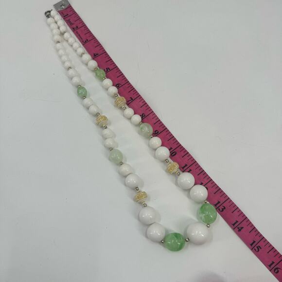Vintage 1970s White and green chunky Beaded Necklace - Picture 5 of 5